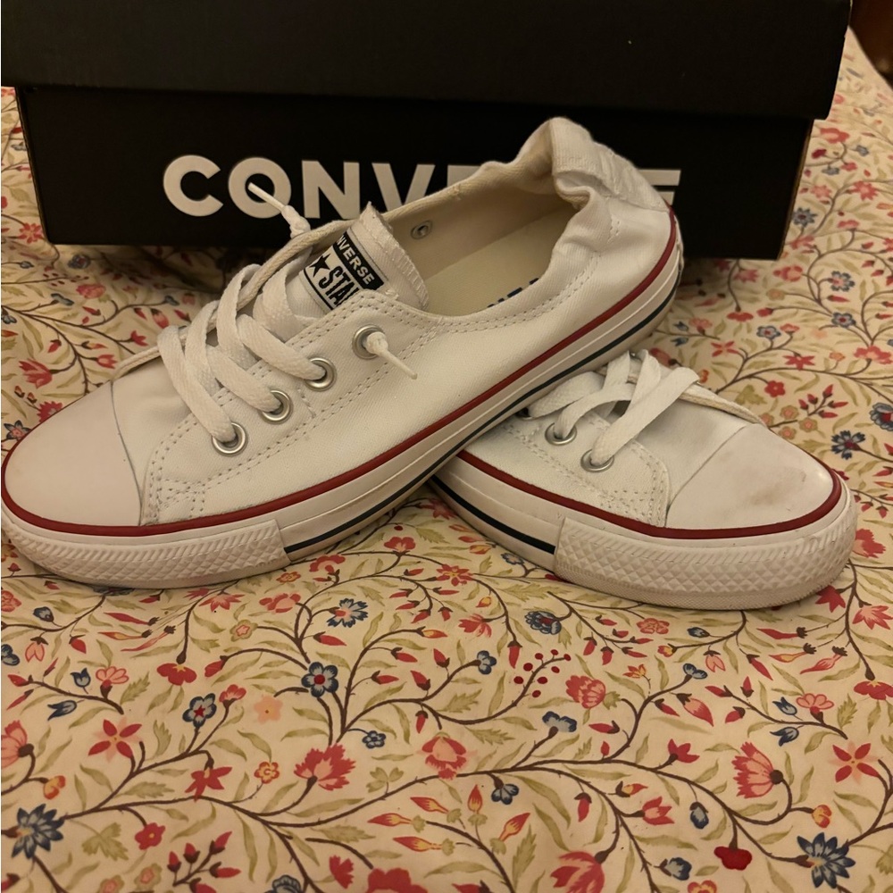 Brand new converse, super cute and only wore once. I prefer old converse !!!